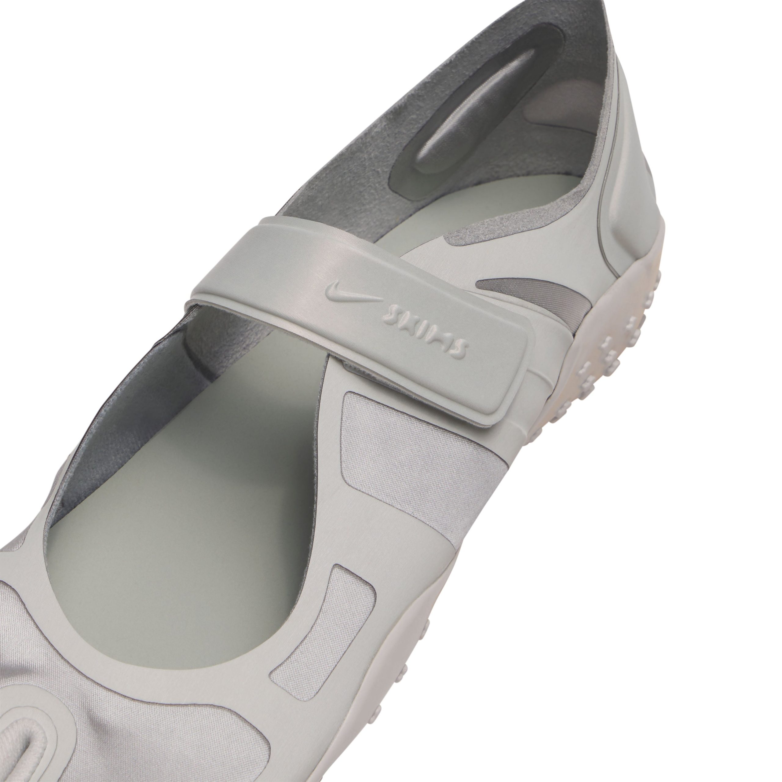 NikeSKIMS FOOTWEAR RIFT SATIN | SILVER - Image 5