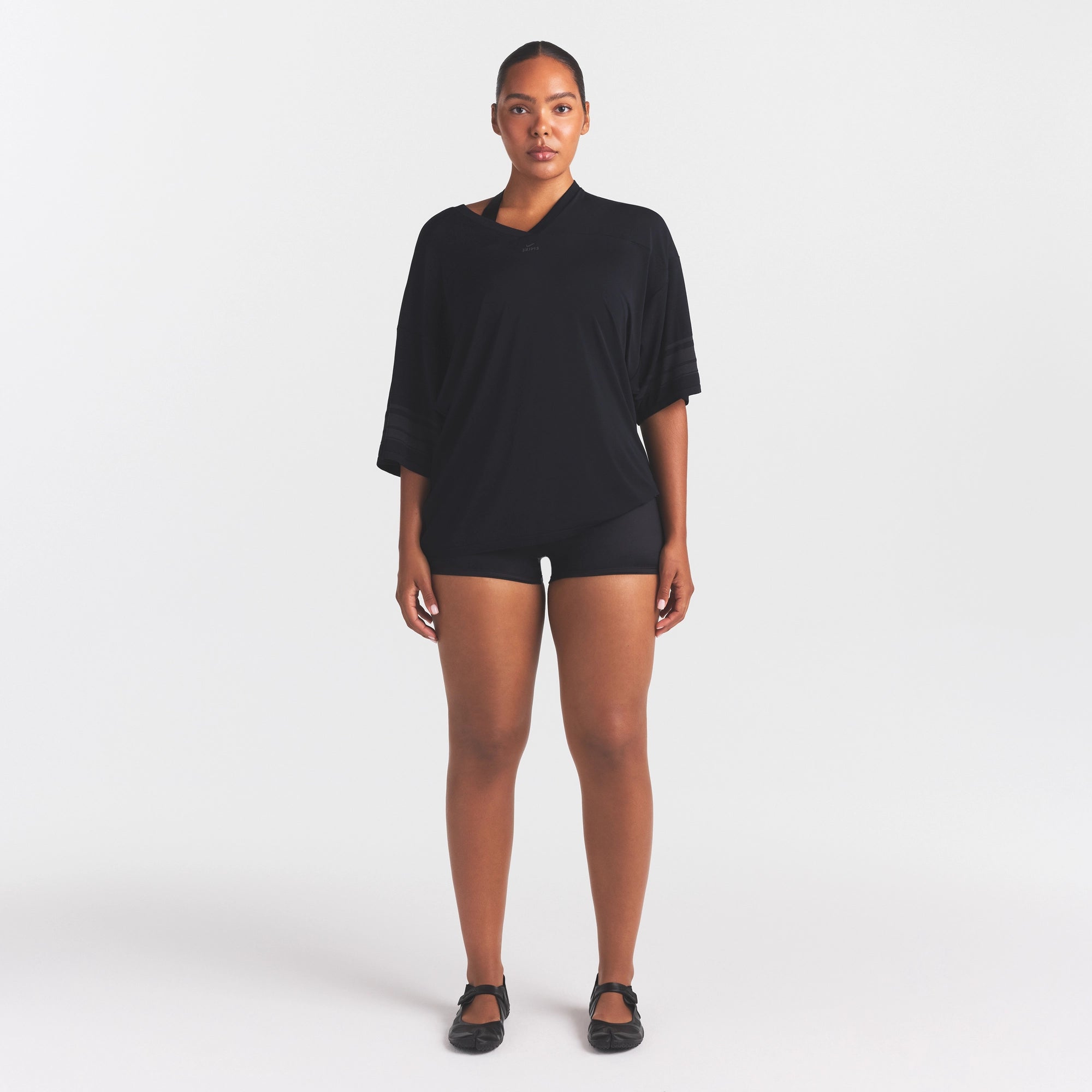 NikeSKIMS STRETCH KNIT OVERSIZED V-NECK TOP | OBSIDIAN - Image 2