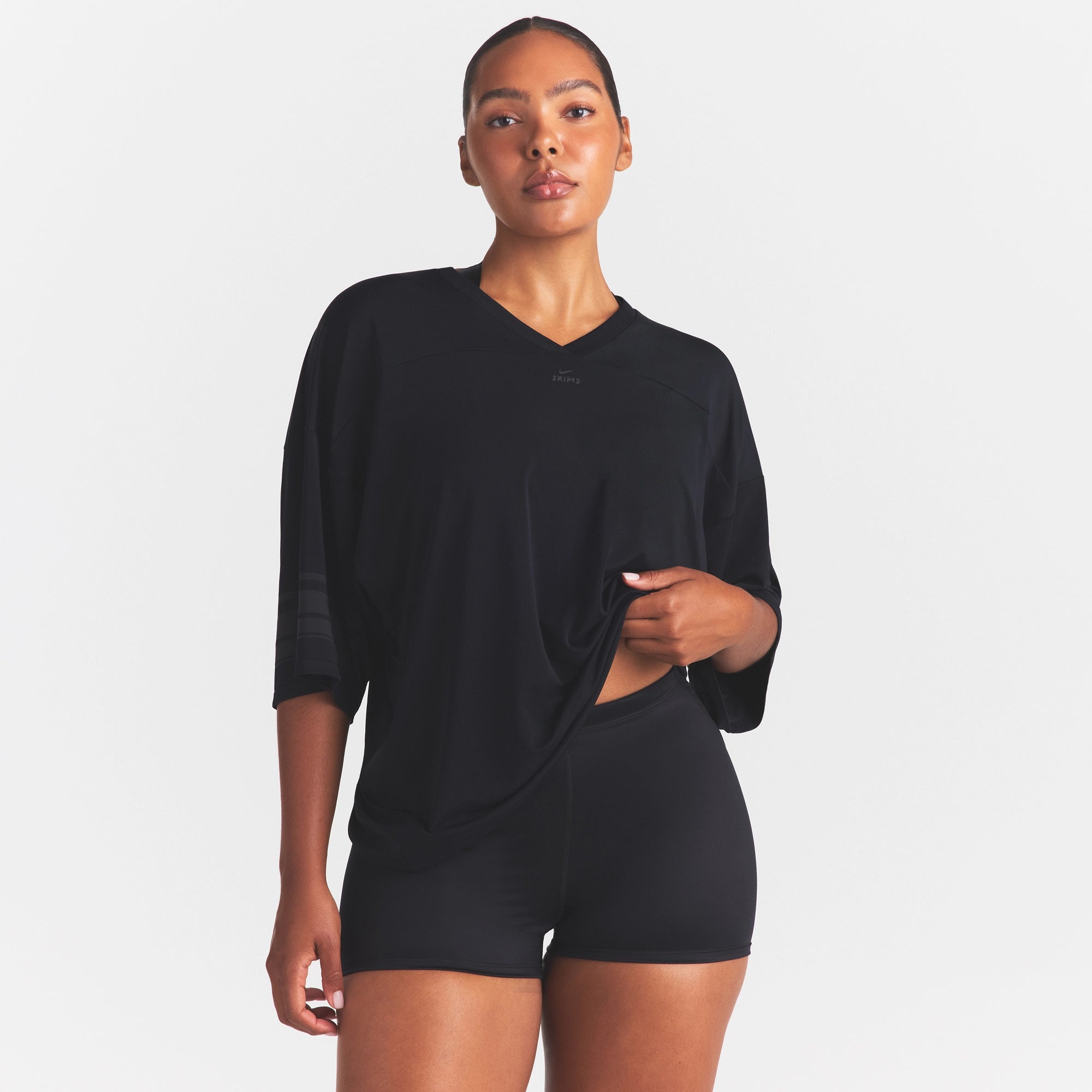 NikeSKIMS STRETCH KNIT OVERSIZED V-NECK TOP | OBSIDIAN - Image 4