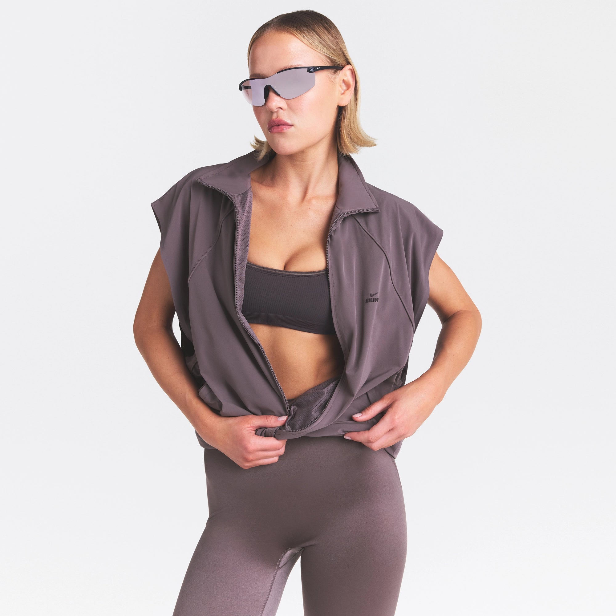 NikeSKIMS STRETCH NYLON OVERSIZED VEST | RESIN - Image 2