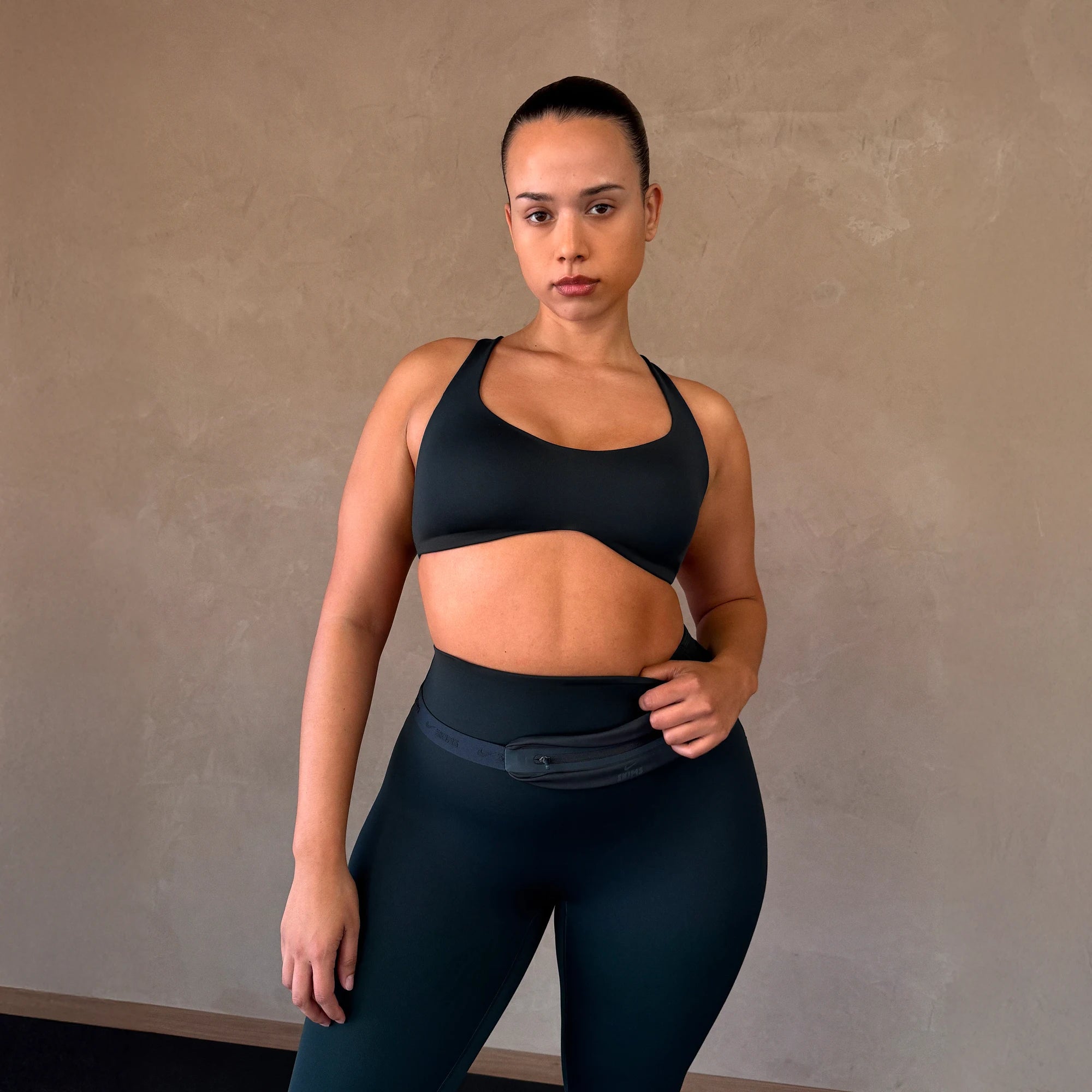 NikeSKIMS MATTE SHAPING SCOOP BRA | OBSIDIAN - Image 9
