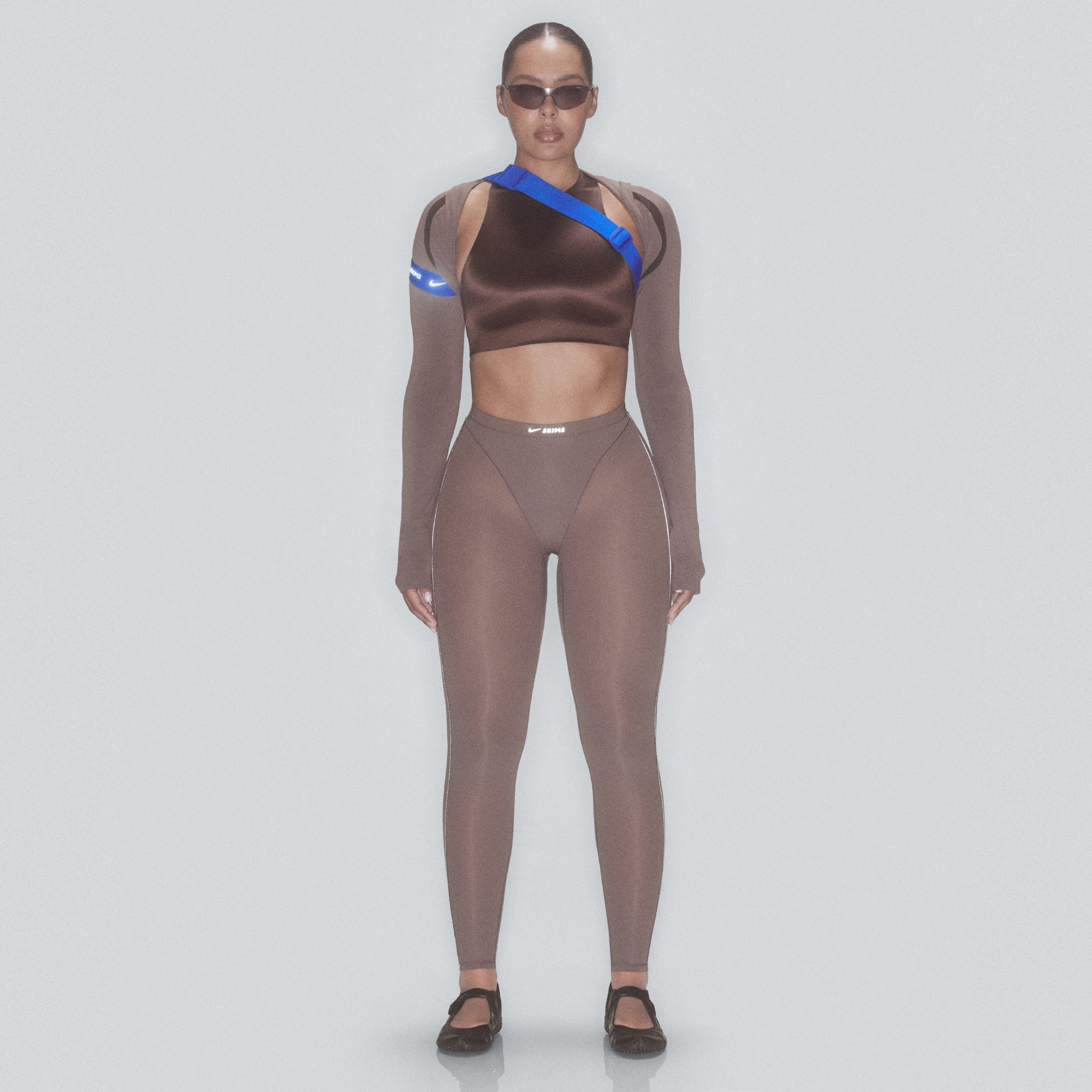 NikeSKIMS WEIGHTLESS LAYERS V-PANEL 28 LEGGING | RESIN - Image 7