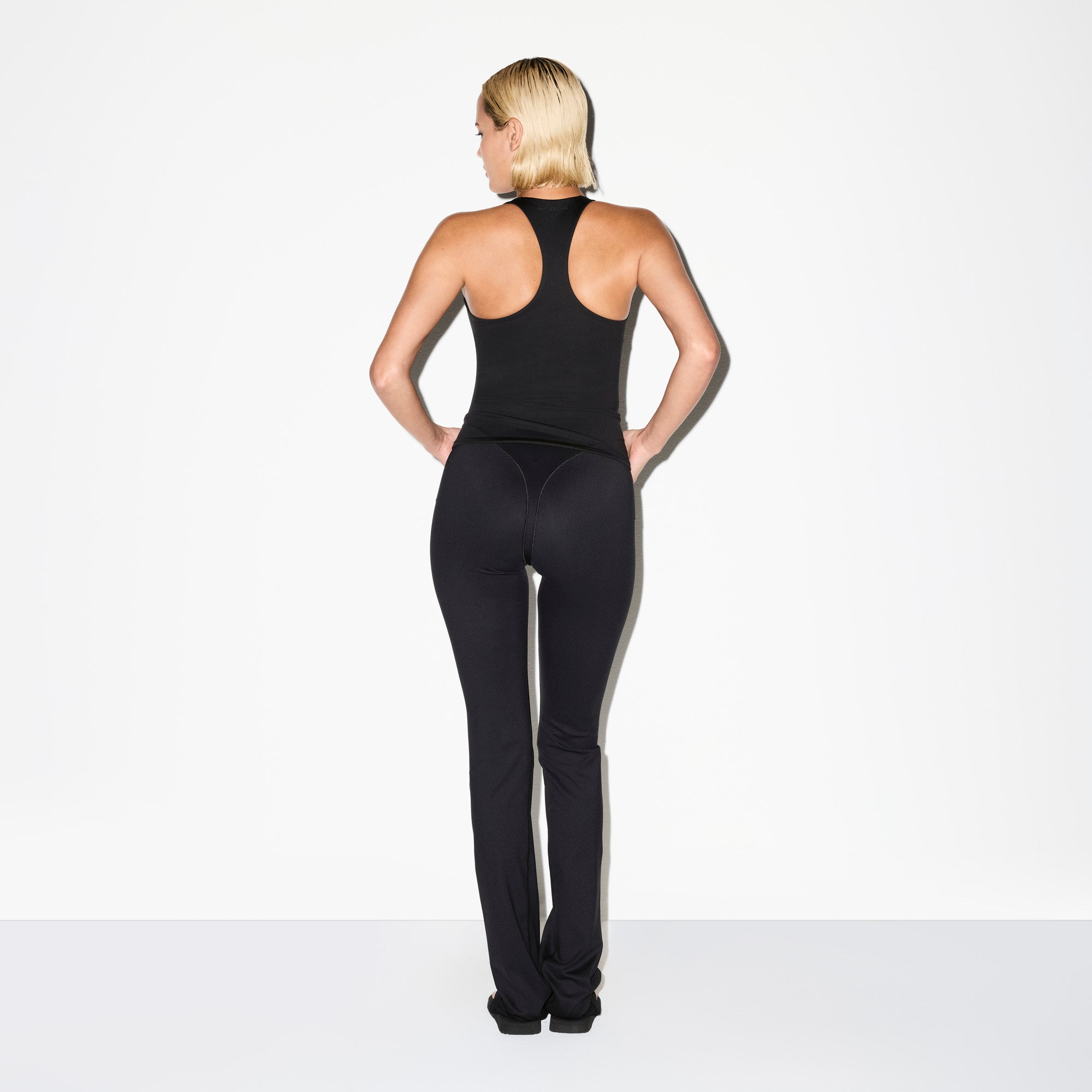 NikeSKIMS MATTE V-LINE 39 STRAIGHT LEGGING | OBSIDIAN - Image 5