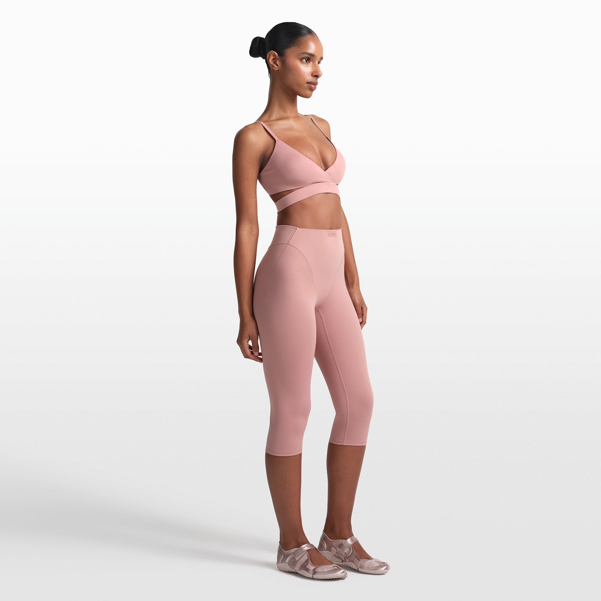 NikeSKIMS MATTE 17 V-LINE CAPRI LEGGING | HIMALAYAN - Image 3