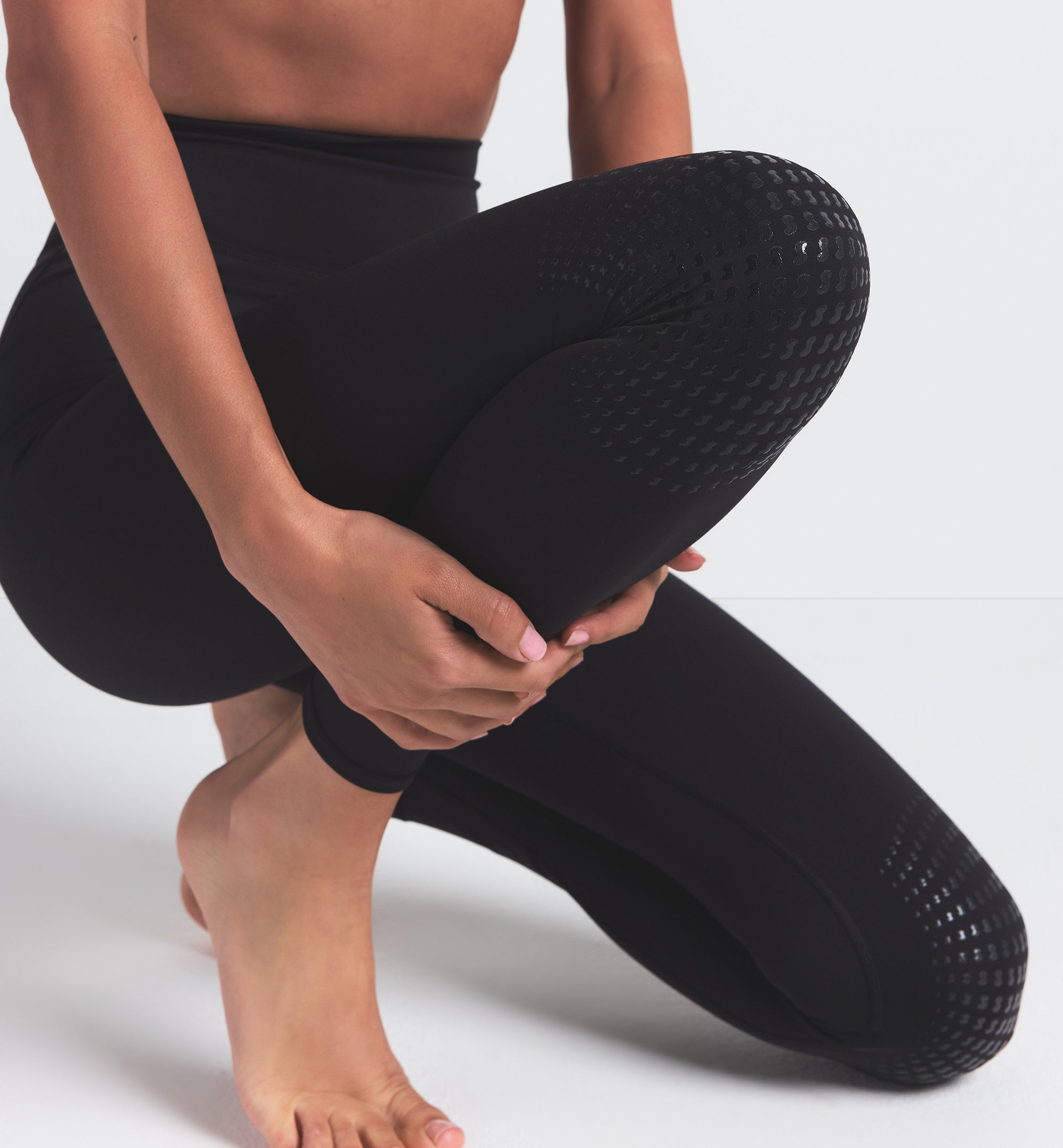 NikeSKIMS MATTE KNEE GRIP 26 LEGGING | OBSIDIAN - Image 3