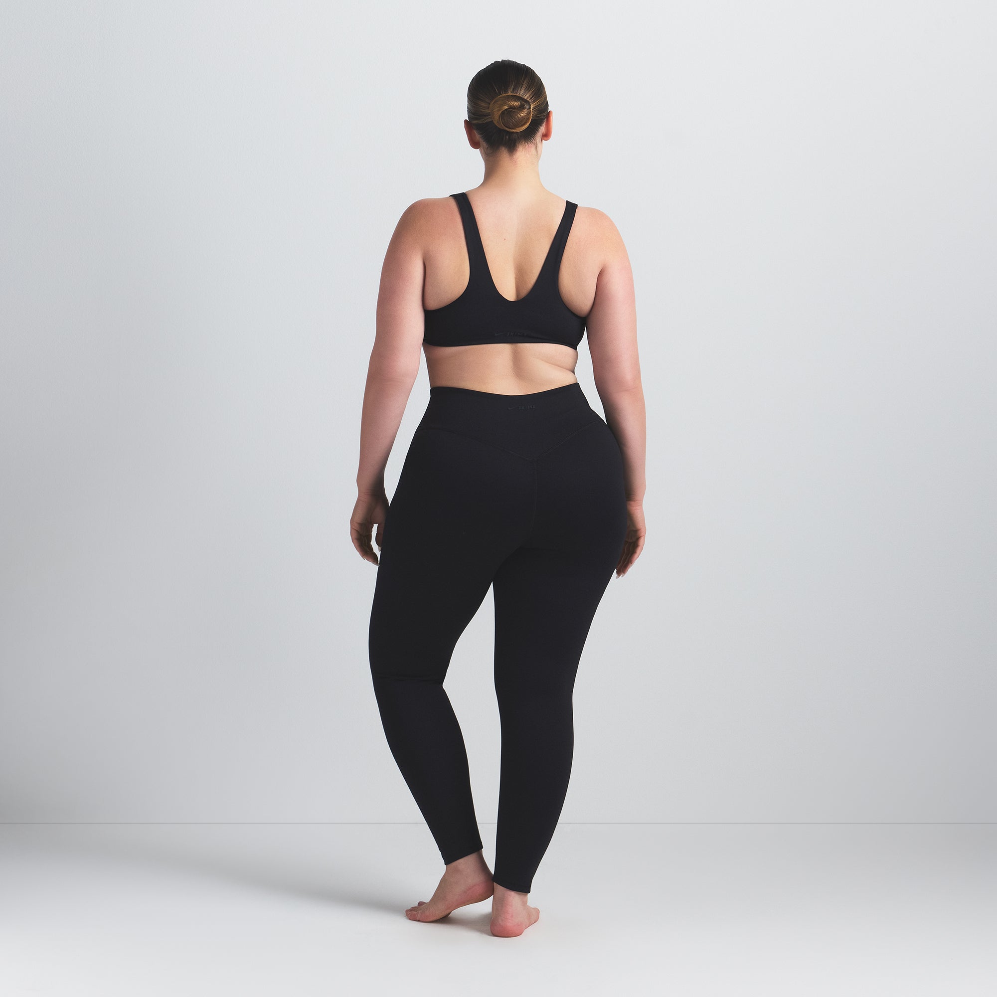 NikeSKIMS MATTE KNEE GRIP 26 LEGGING | OBSIDIAN - Image 8