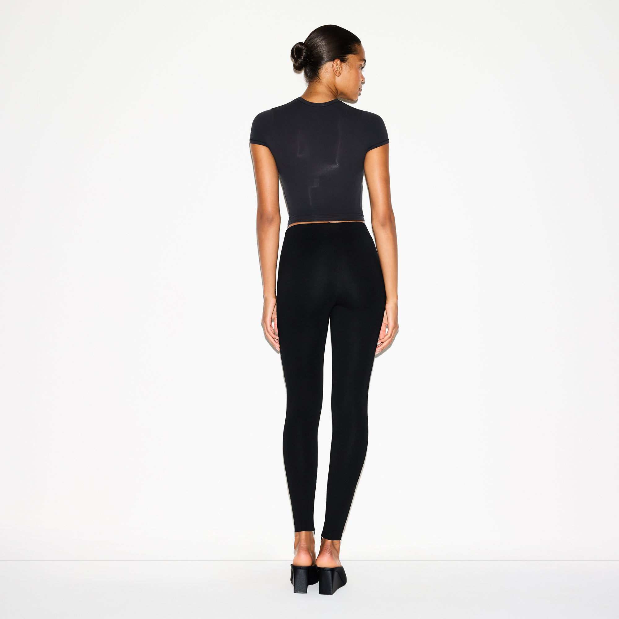 THE ESSENTIAL COLLECTION HIGH-WAISTED LEGGING | OBSIDIAN - Image 5