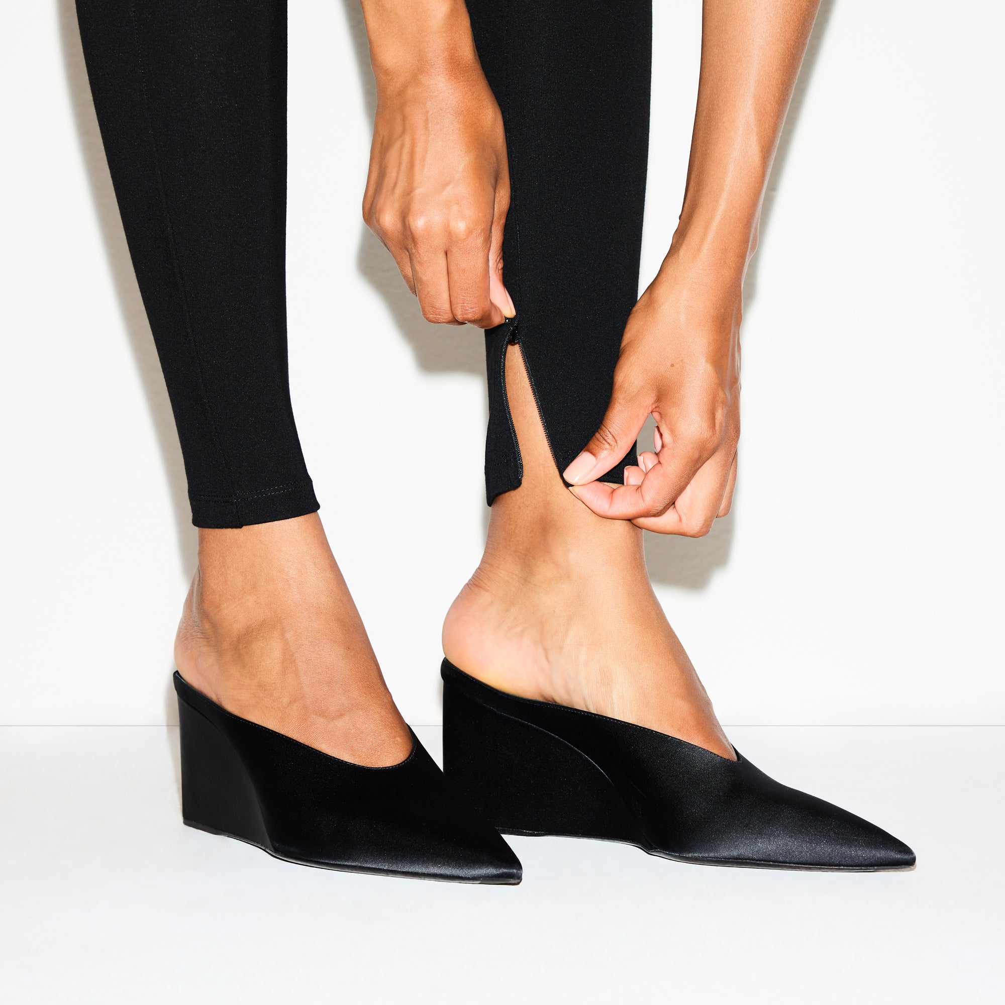 THE ESSENTIAL COLLECTION HIGH-WAISTED LEGGING | OBSIDIAN - Image 3