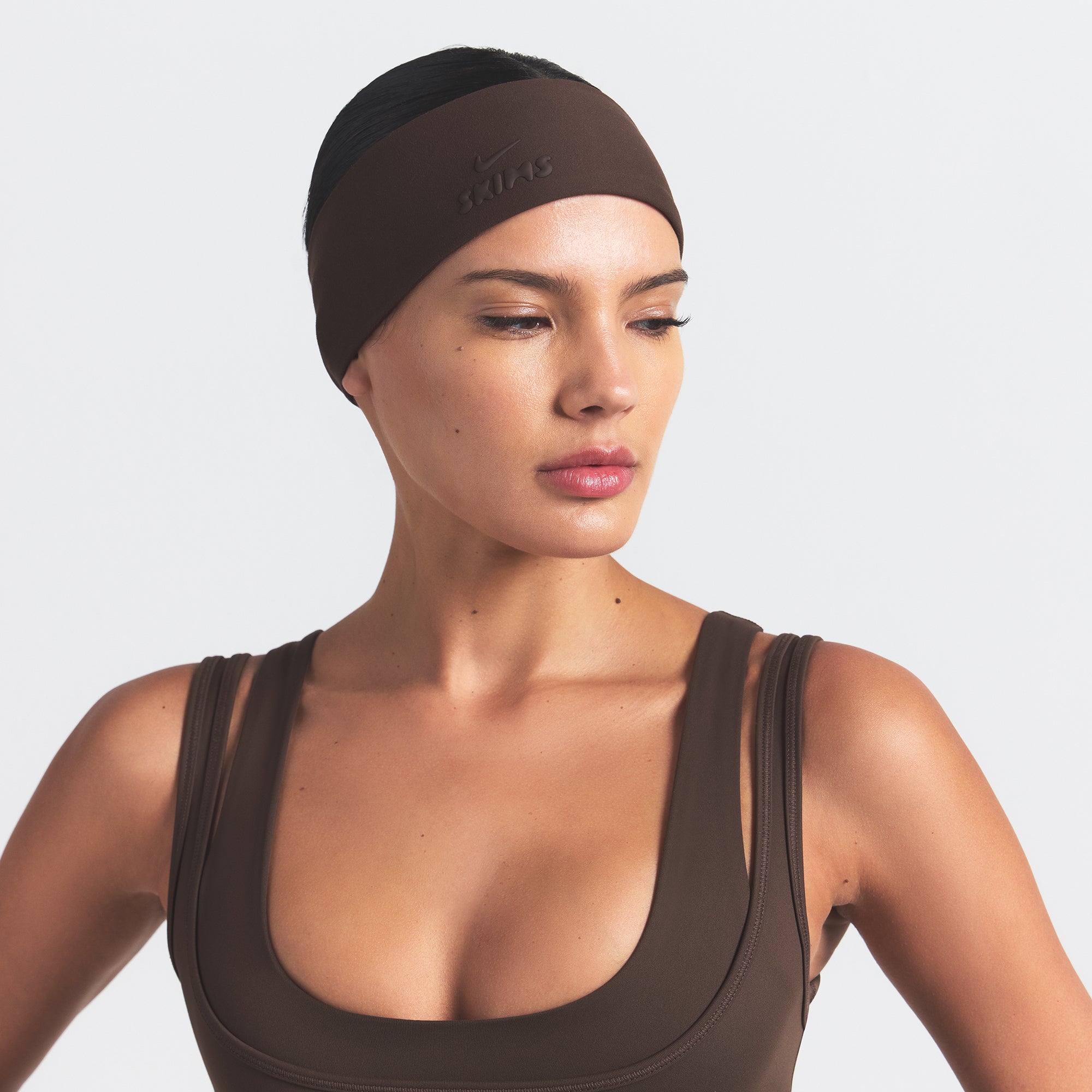 NikeSKIMS ACCESSORIES HEADBAND | DARK SEPIA - Image 3