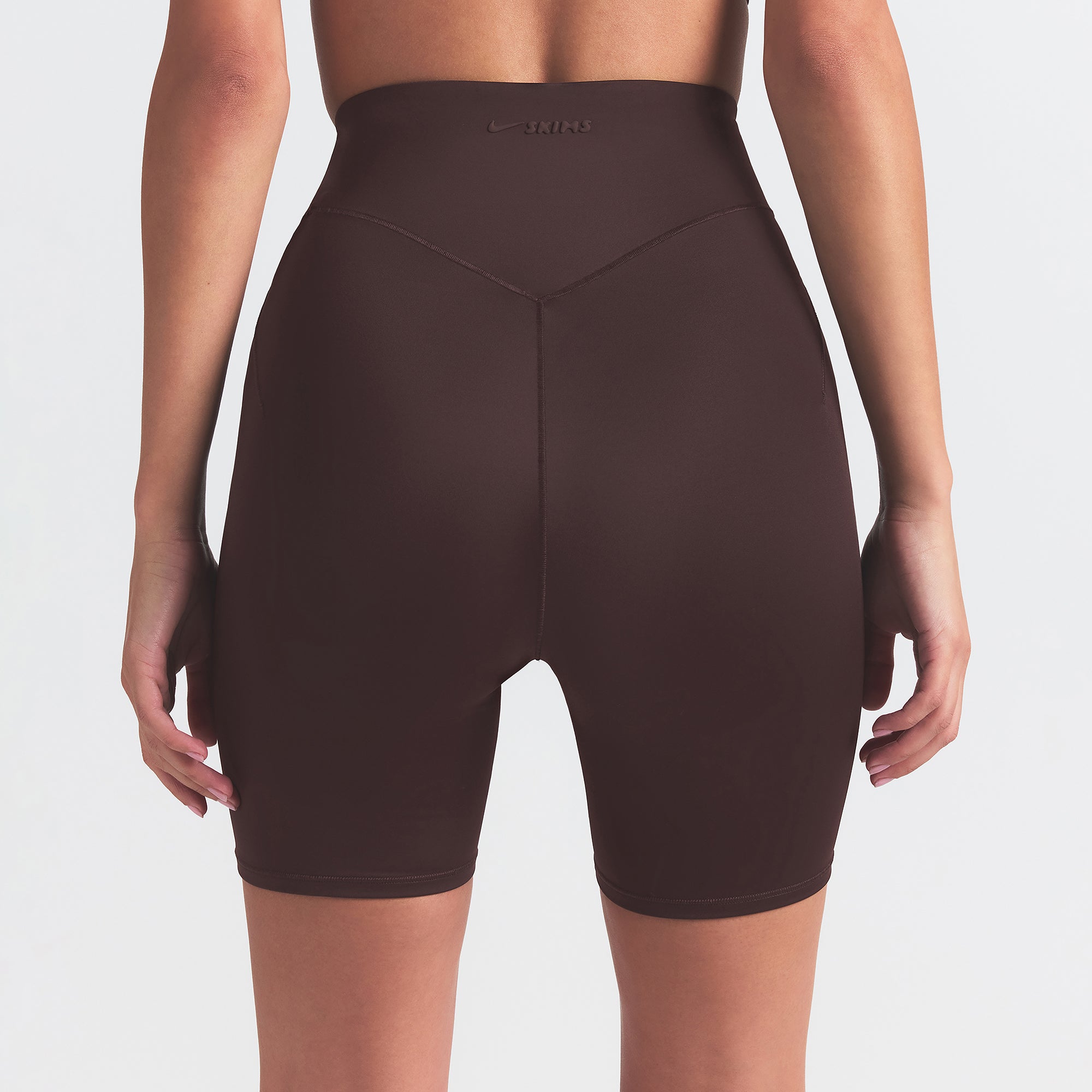 NikeSKIMS SHINE BONDED WAIST 5 BIKER SHORT | PHOENIX - Image 5