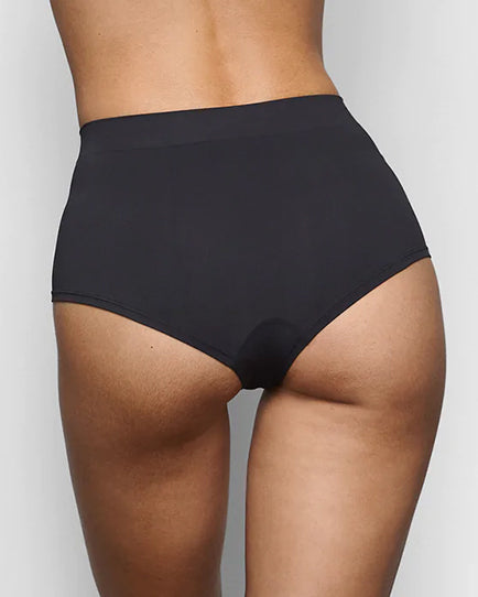 SOFT SMOOTHING SEAMLESS BOY SHORT | ONYX - Image 6