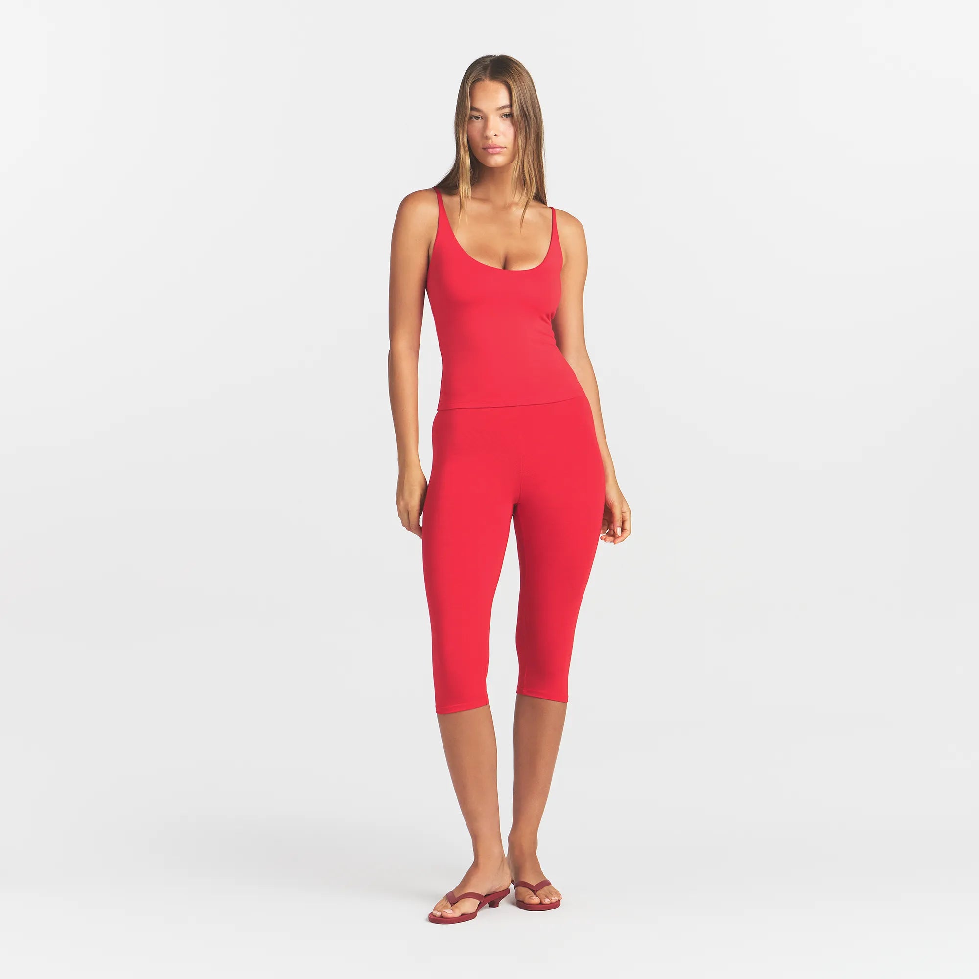 SMOOTH LAYERS SCOOP NECK CAMI | CARMINE - Image 2