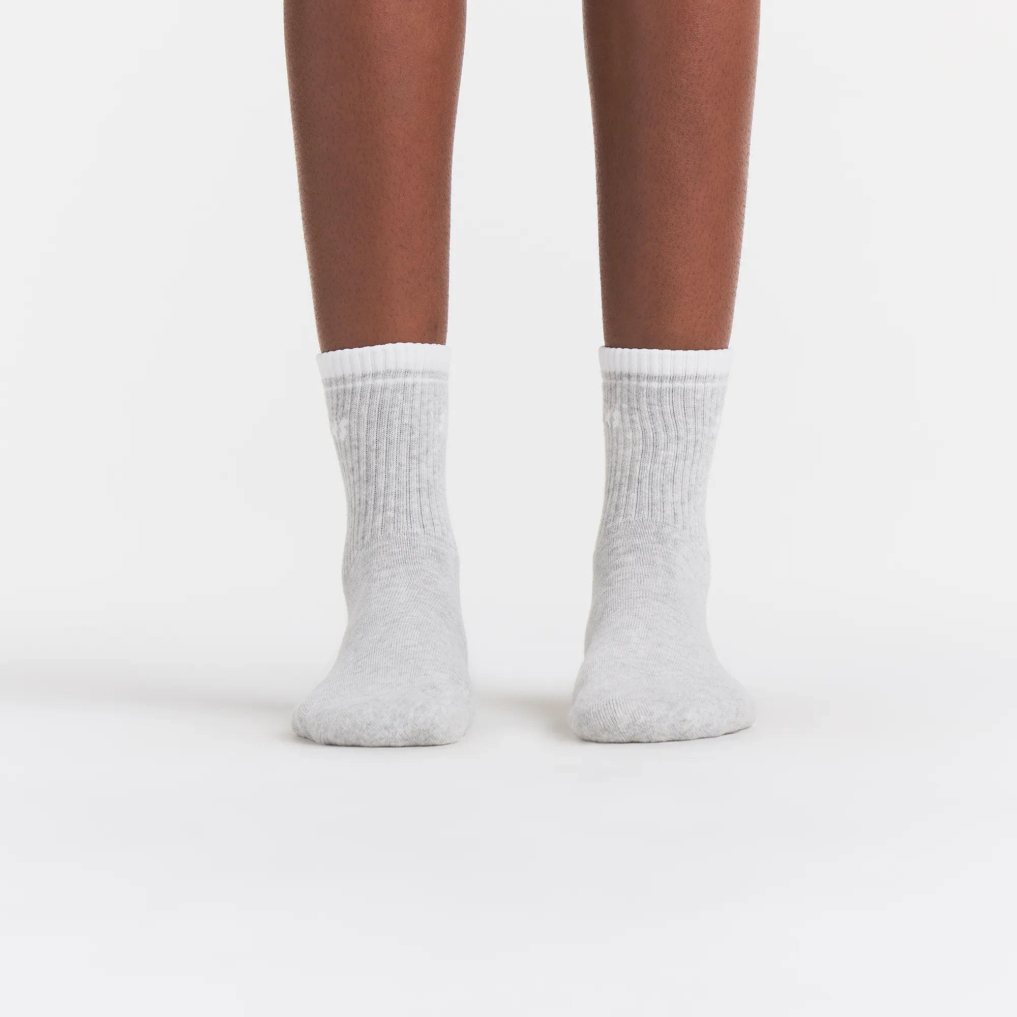 SKIMS SOCKS RIBBED QUARTER CREW LOGO SOCK | LIGHT HEATHER GREY AND SNOW - Image 4
