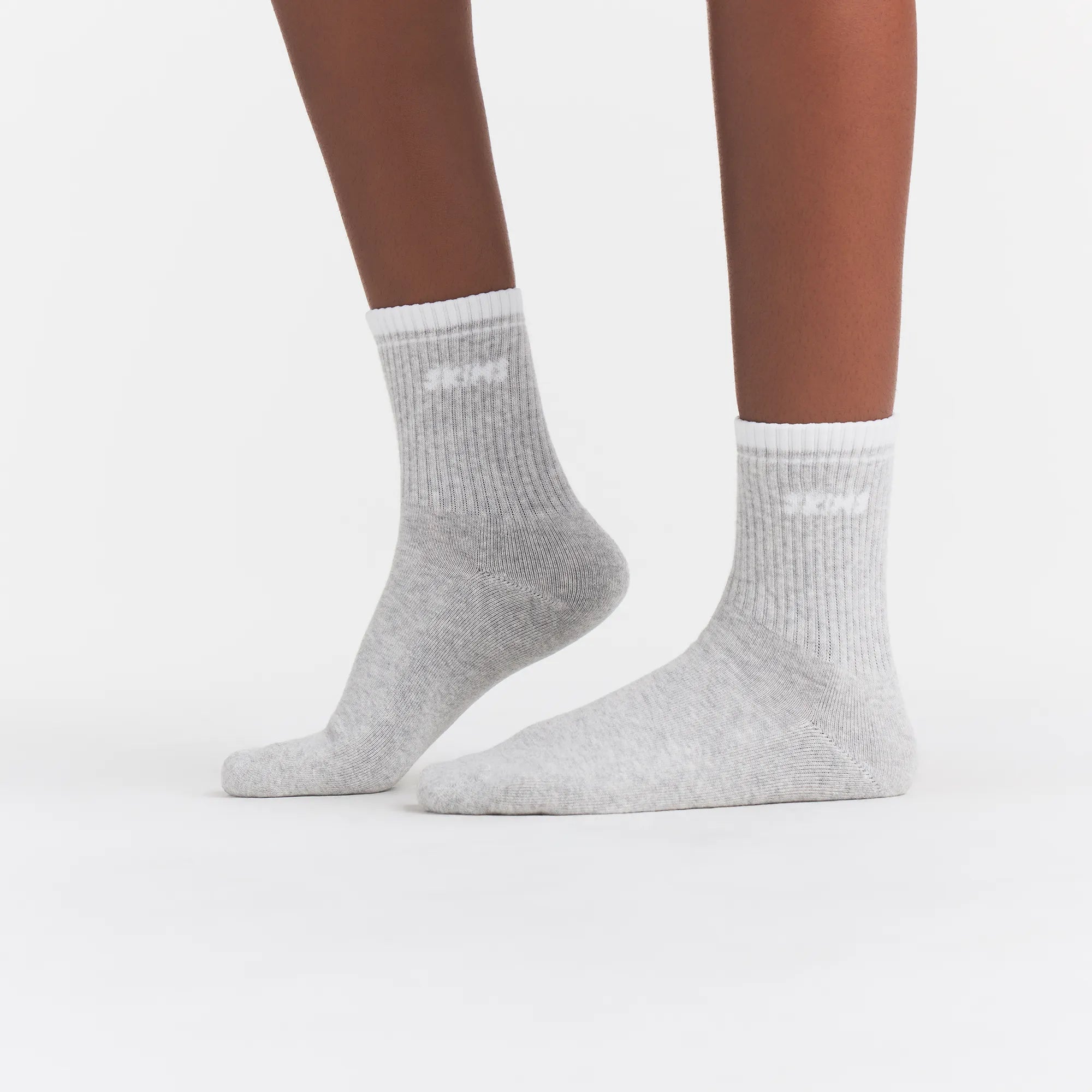 SKIMS SOCKS RIBBED QUARTER CREW LOGO SOCK | LIGHT HEATHER GREY AND SNOW - Image 3