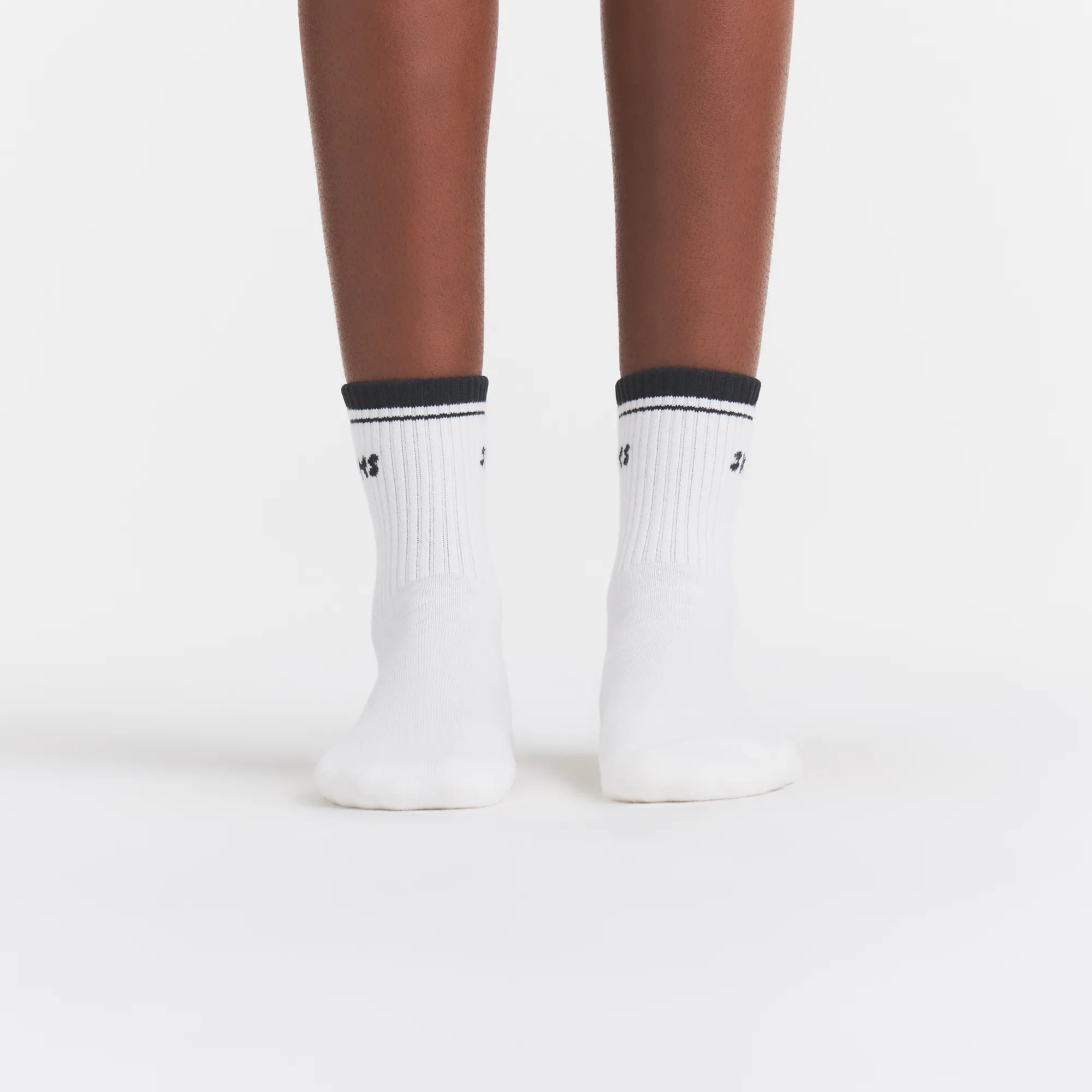 SKIMS SOCKS RIBBED QUARTER CREW LOGO SOCK | SNOW AND ONYX - Image 3