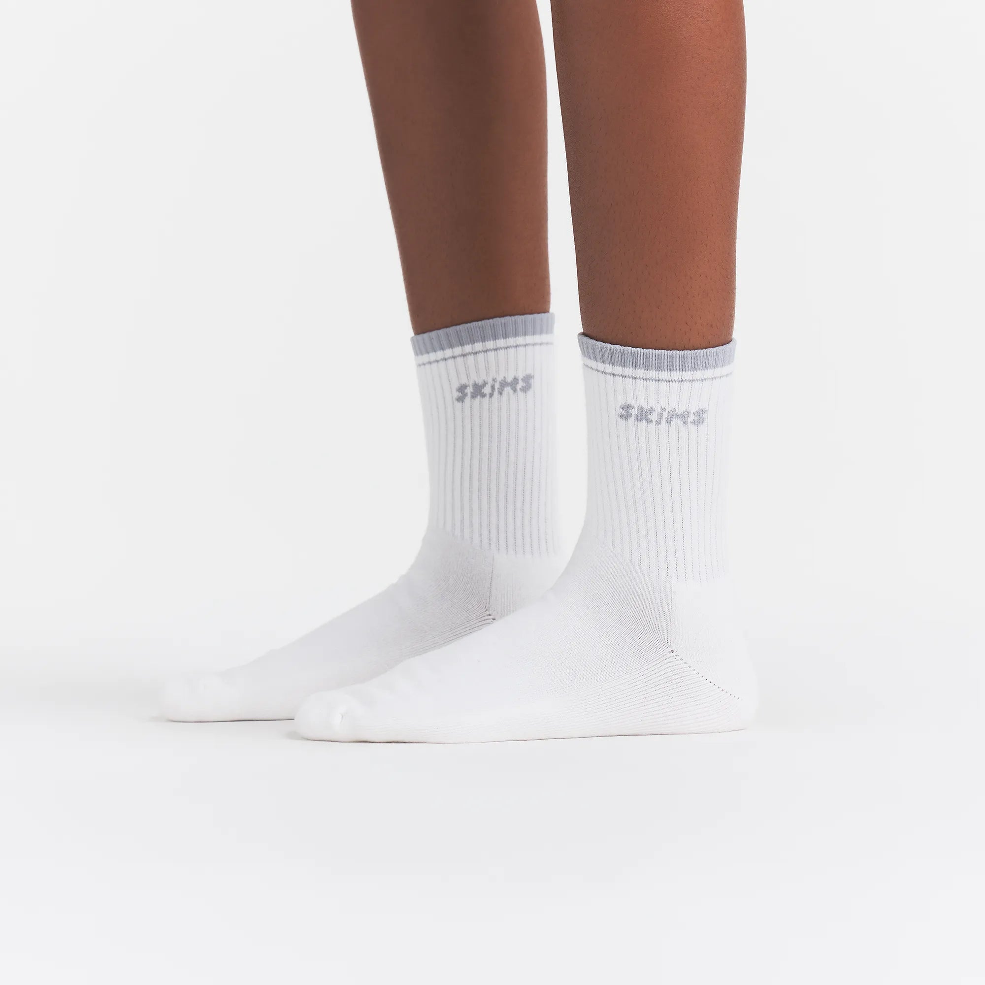SKIMS SOCKS RIBBED QUARTER CREW LOGO SOCK | SNOW AND LIGHT HEATHER GREY - Image 2