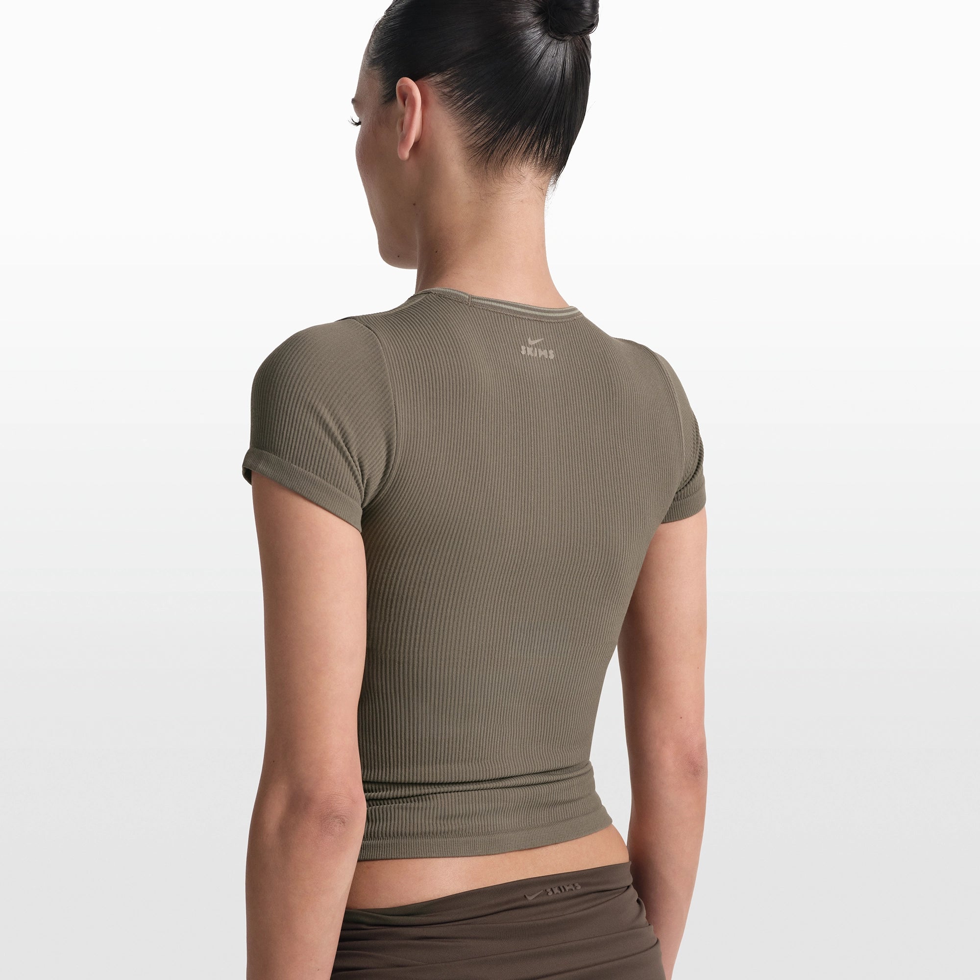 NikeSKIMS RIBBED SEAMLESS BABY T-SHIRT | DUSTY OAKMOSS - Image 4