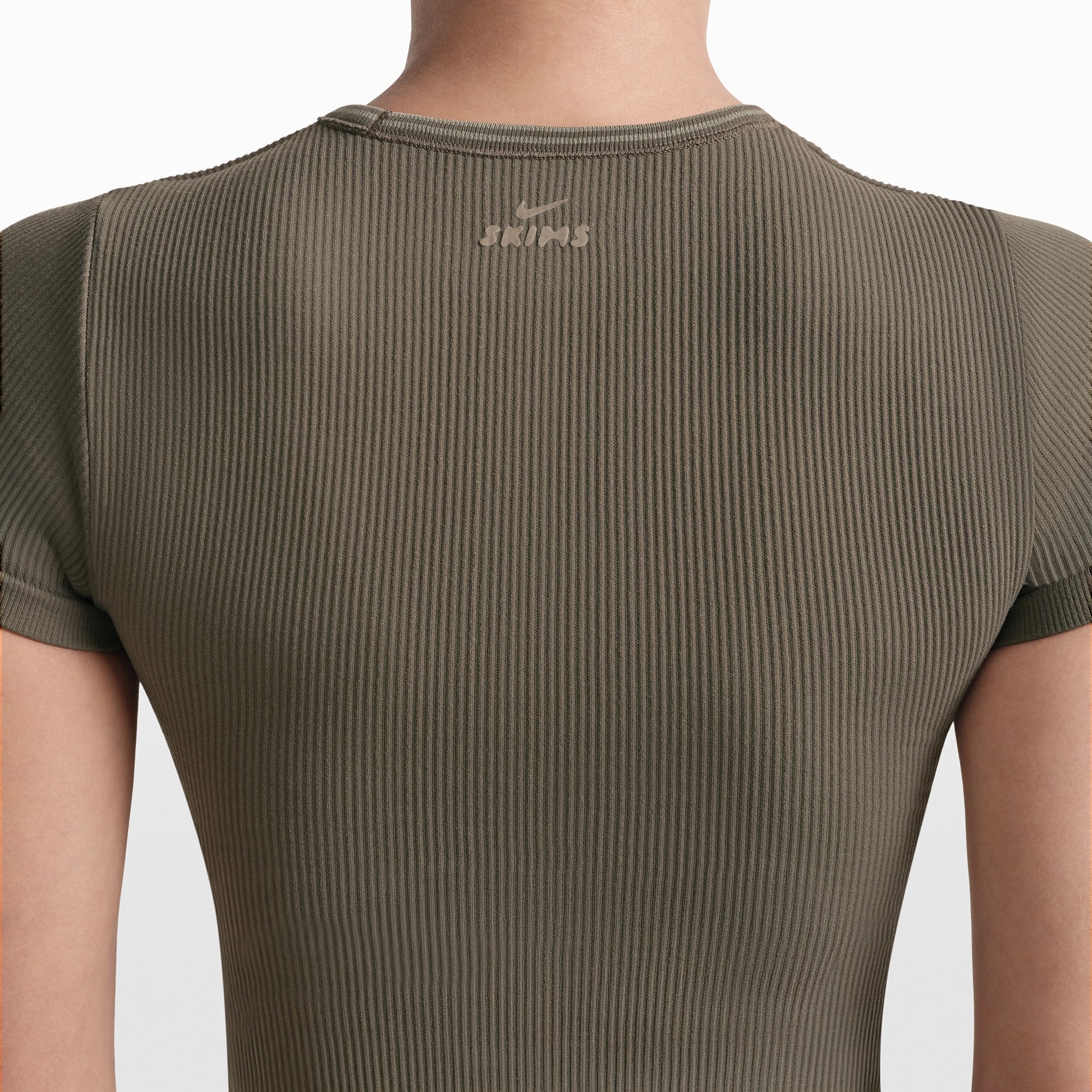 NikeSKIMS RIBBED SEAMLESS BABY T-SHIRT | DUSTY OAKMOSS - Image 6