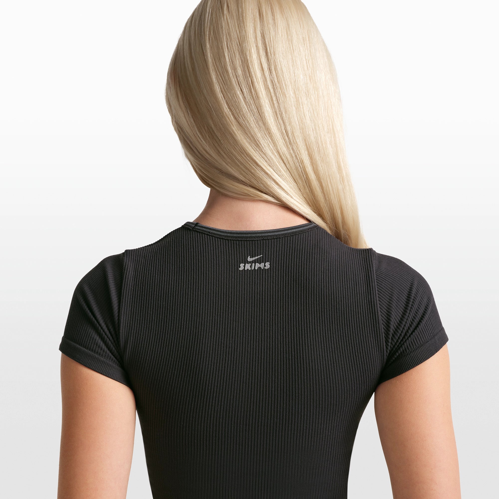 NikeSKIMS RIBBED SEAMLESS BABY T-SHIRT | OBSIDIAN - Image 4