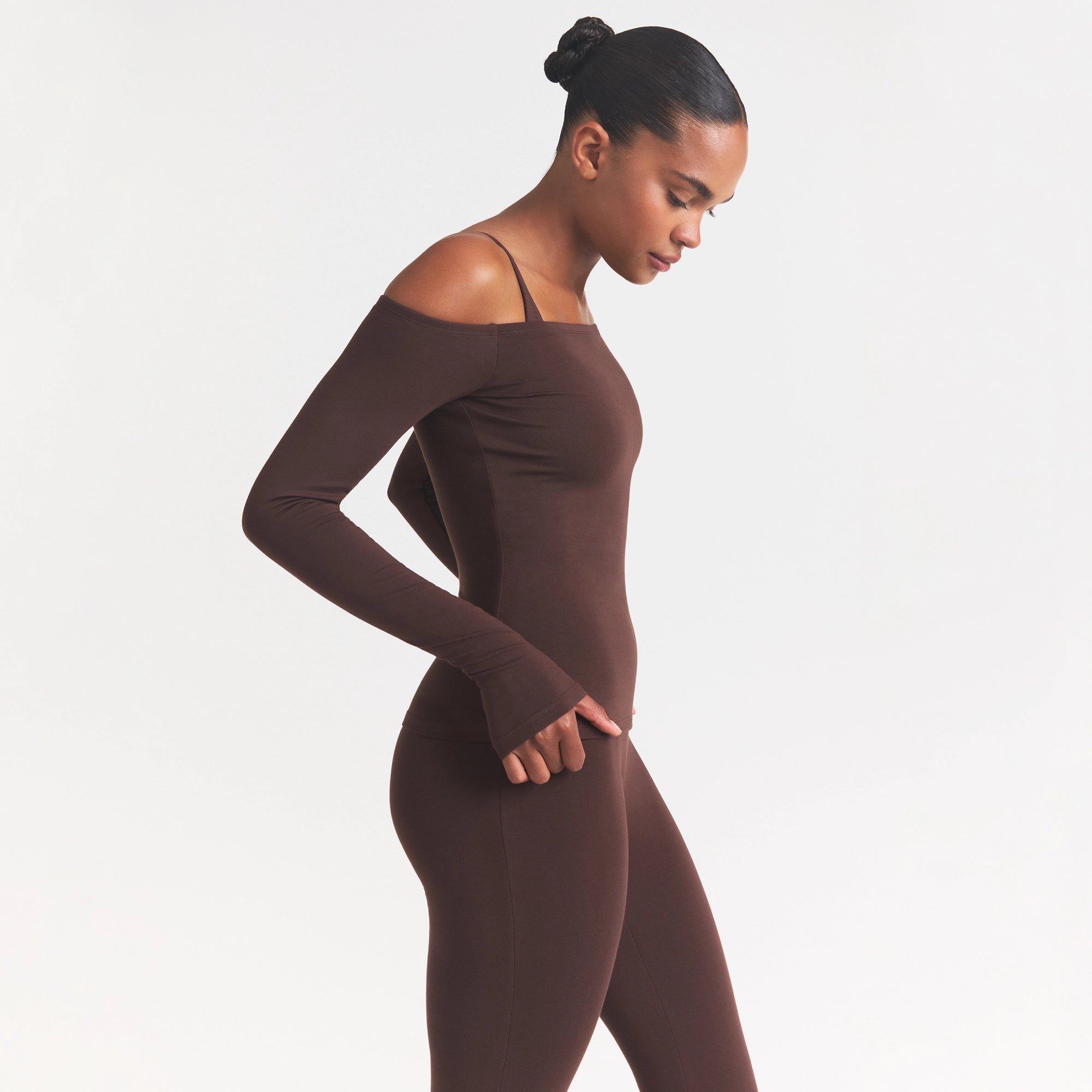 SMOOTH LAYERS OFF THE SHOULDER TOP | COCOA - Image 5