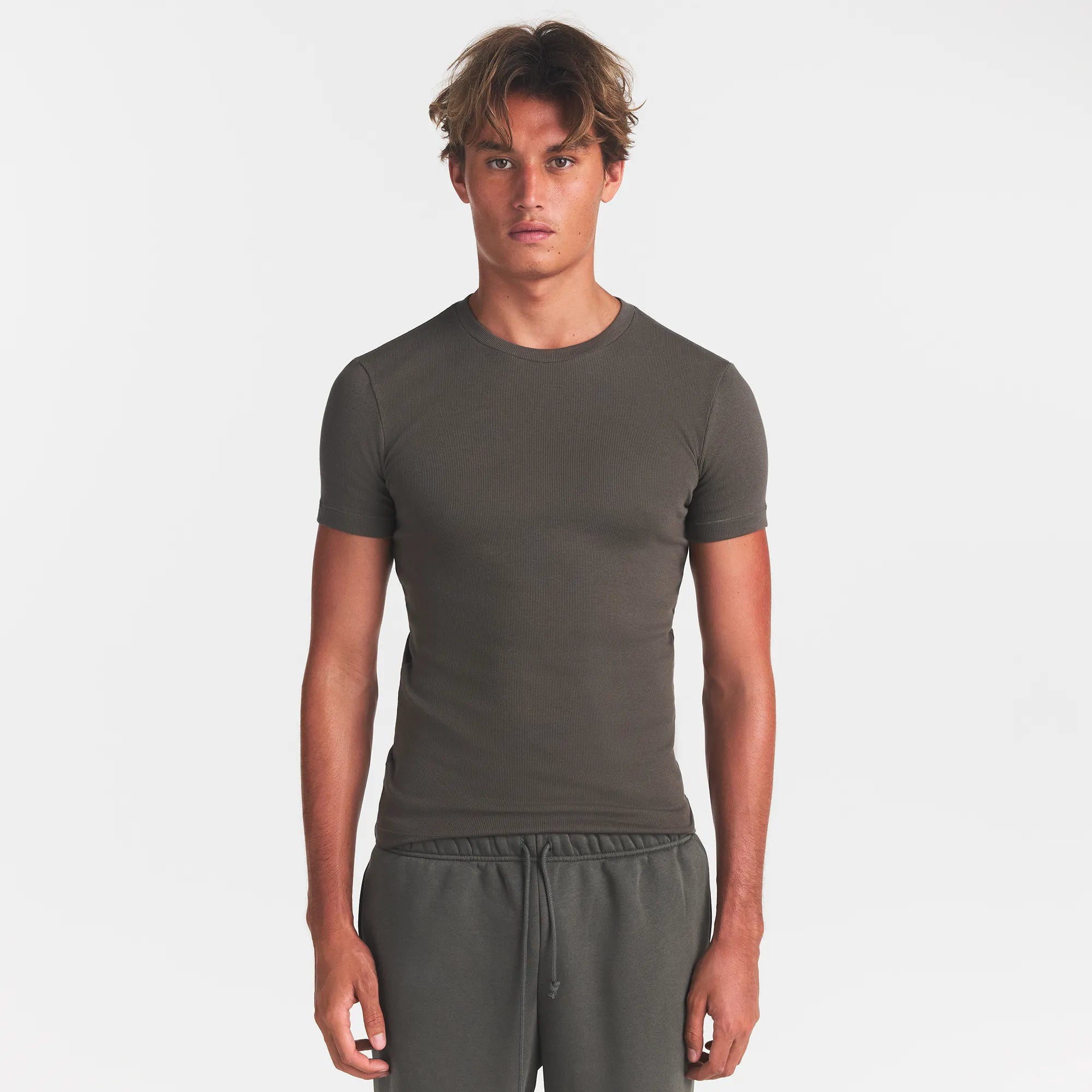 SKIMS COTTON RIB MENS T-SHIRT | JUNGLE - Image 4